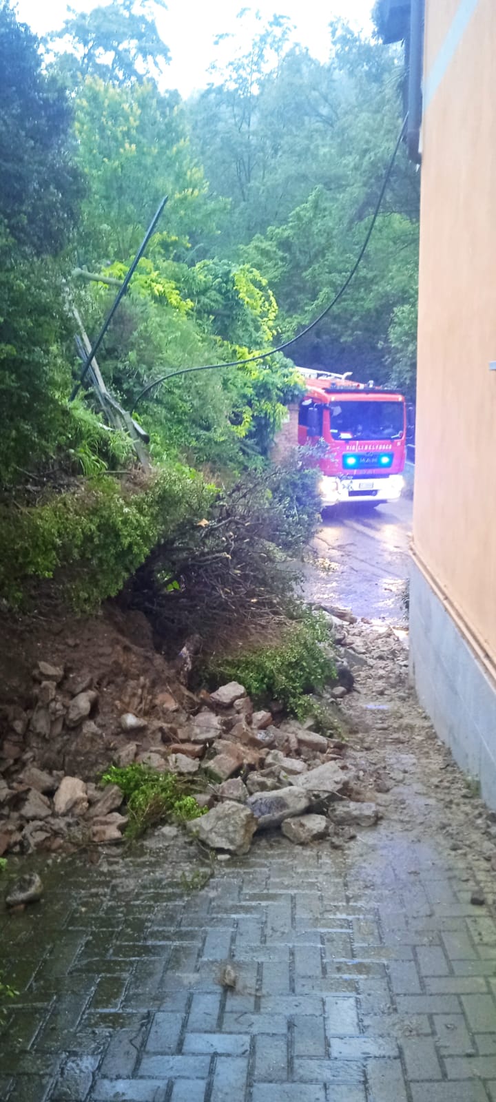 MONCALIERI – Frana in strada Rebaude, vigili del fuoco sul posto