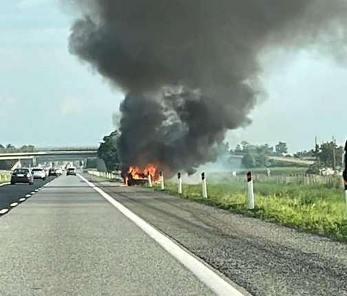 CARMAGNOLA – Auto in fiamme sull’autostrada