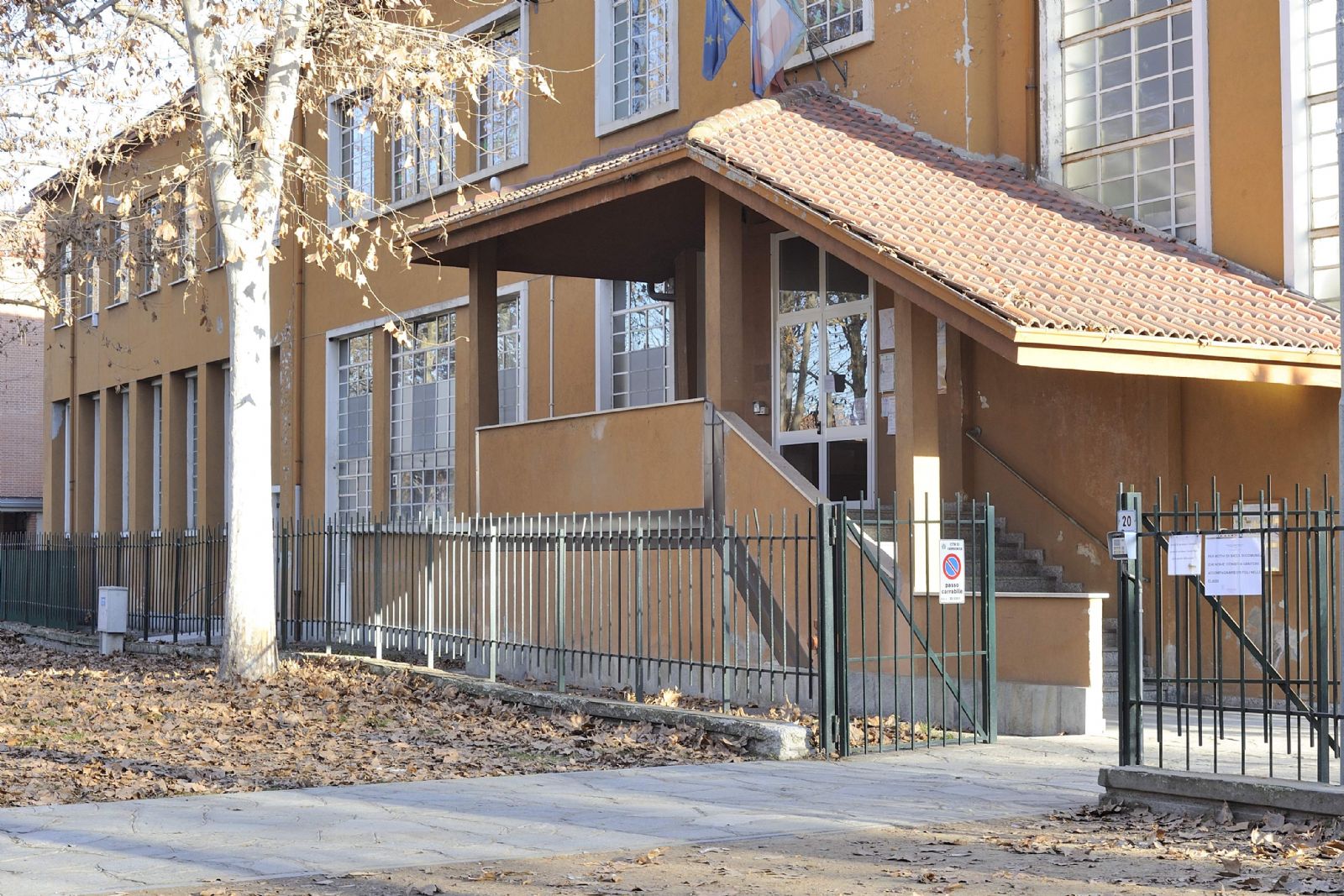 CARMAGNOLA – Guasto ad un collettore, soffitto di un’aula della primaria Rayneri zuppo d’acqua