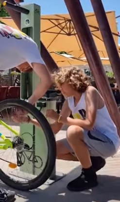 LA LOGGIA – Un ‘Pit Stop’ in piazza Cavour per chi deve aggiustare la propria bici