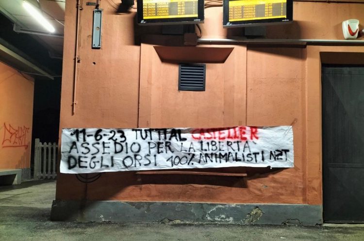 NICHELINO – Animalisti in azione alla stazione, con uno striscione pro orsi