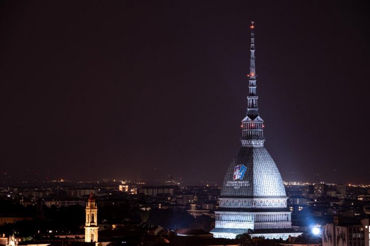 CANDIOLO – La Fondazione per la ricerca compie 37 anni: si illumina la Mole