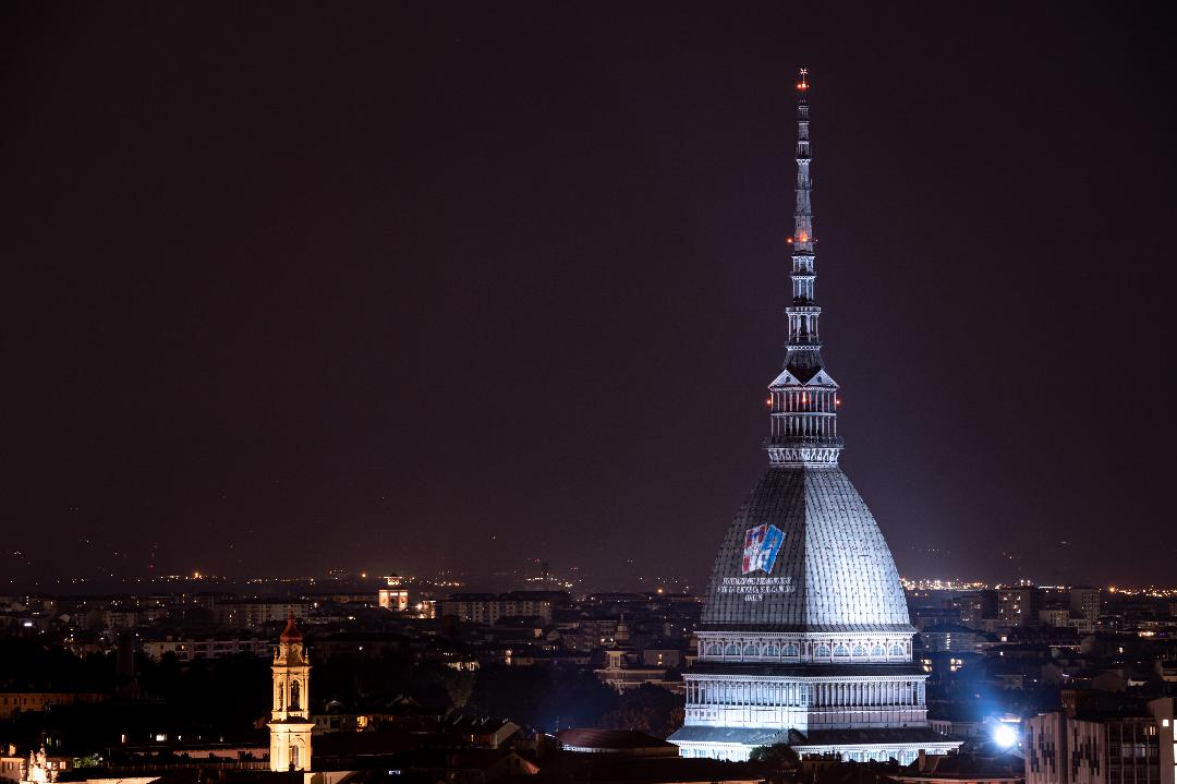 CANDIOLO – La Fondazione per la ricerca compie 37 anni: si illumina la Mole