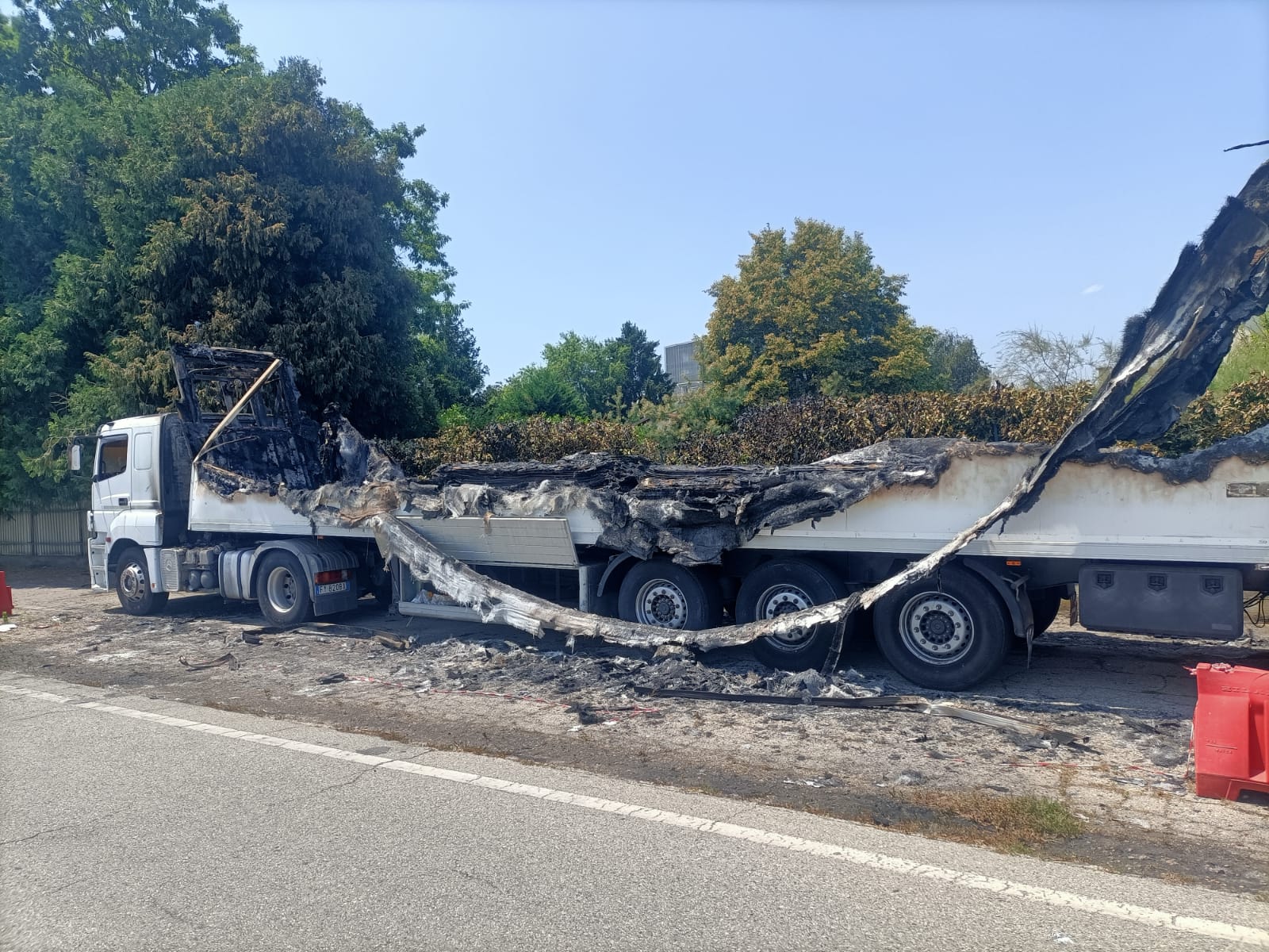 LA LOGGIA – A fuoco un tir parcheggiato in via Carignano