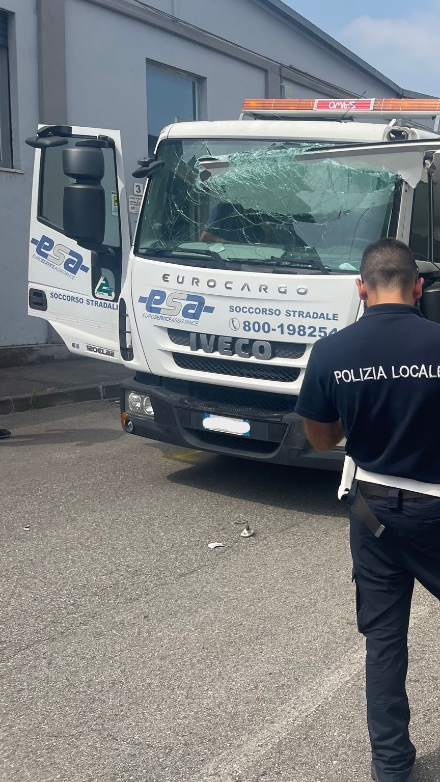 MONCALIERI – Urta la sponda di un camion e sventra l’abitacolo del carro attrezzi: salvo per miracolo