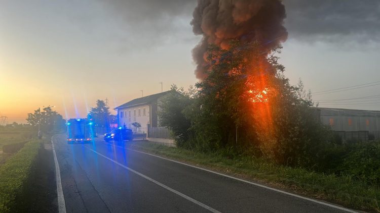 NICHELINO – Piromani in azione nella notte: due incendi colpiscono quattro ditte