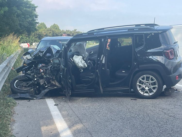 Grave incidente oggi pomeriggio in via Poirino a Carmagnola: cinque feriti, due in codice rosso