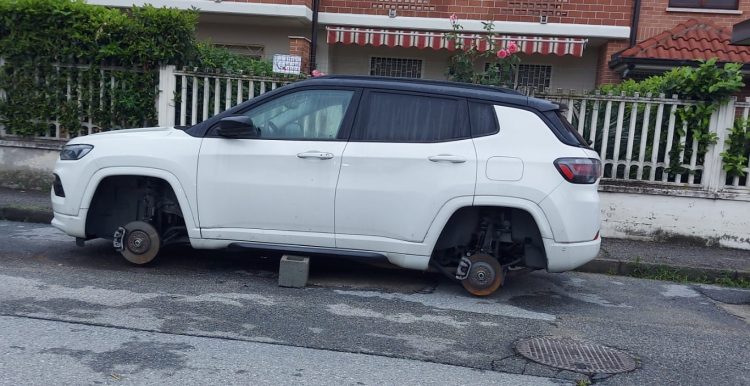 NICHELINO – Tornano i ladri di gomme ai danni di auto in sosta