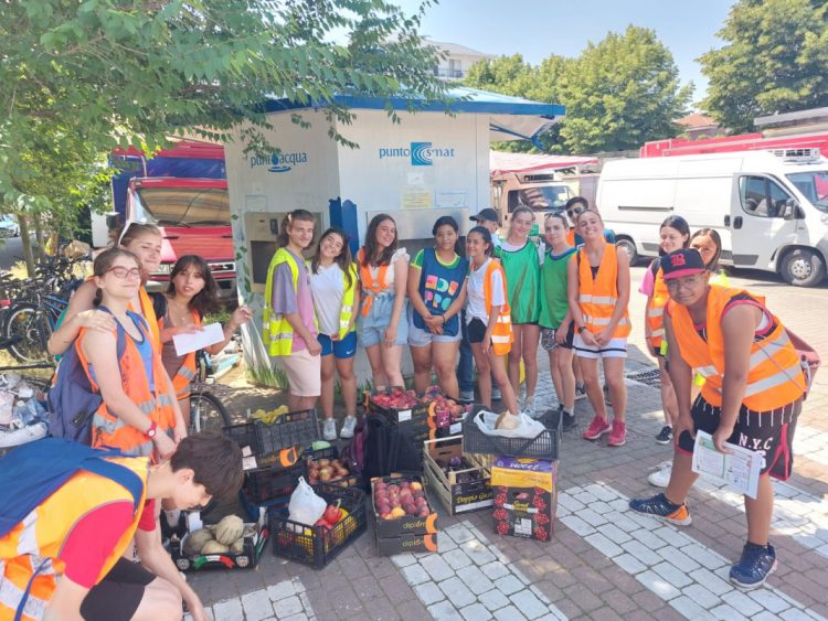 MONCALIERI – I ragazzi di Piazza Ragazzabile recuperano il cibo eccedente dal mercato per le famiglie bisognose