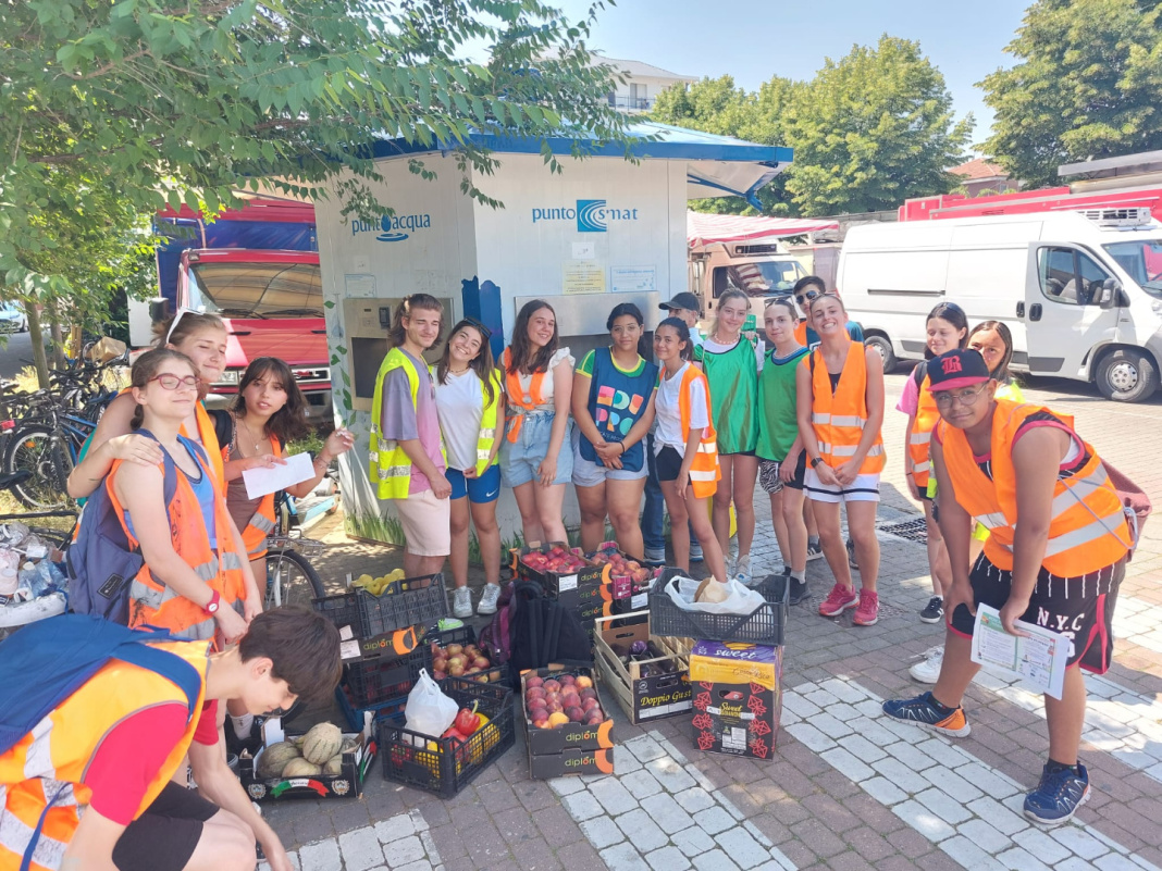 MONCALIERI – I ragazzi di Piazza Ragazzabile recuperano il cibo eccedente dal mercato per le famiglie bisognose MONCALIERI – I ragazzi di Piazza Ragazzabile recuperano il cibo eccedente dal mercato per le famiglie bisognose