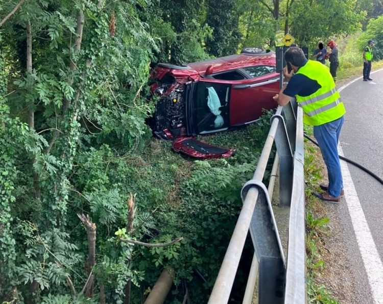 MONCALIERI – Si schianta e finisce nel bosco
