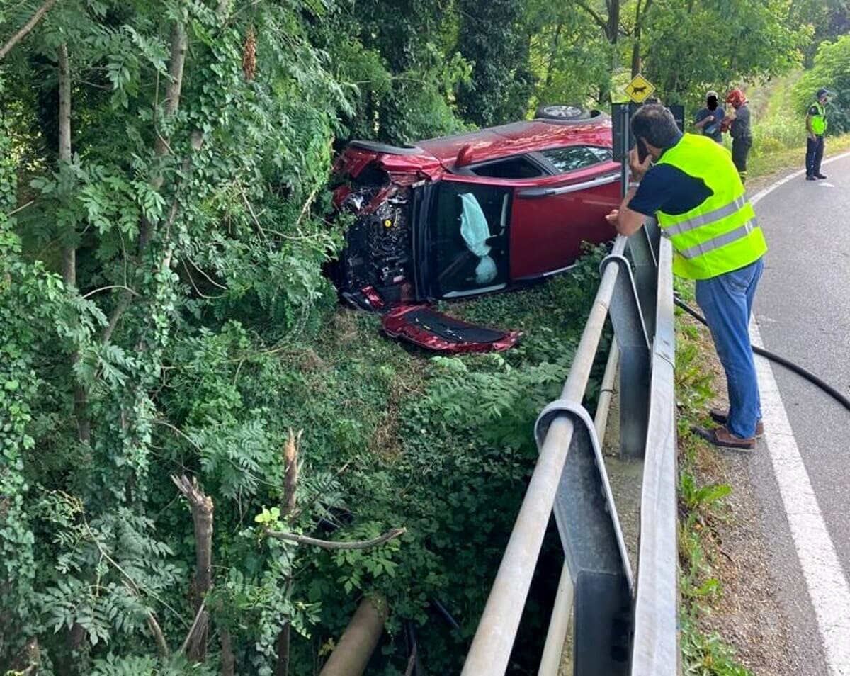 MONCALIERI – Si schianta e finisce nel bosco