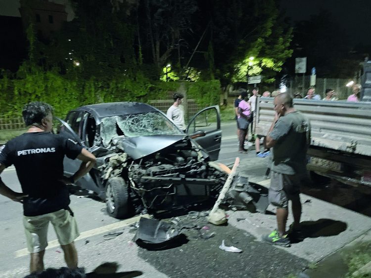 MONCALIERI – Rovinoso schianto in via Cavour