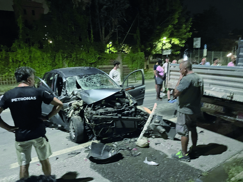 MONCALIERI – Rovinoso schianto in via Cavour