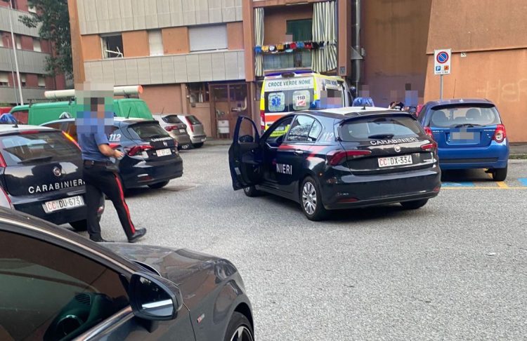 Rissa in piazza Pertini a Nichelino: 23enne ferito da un fendente