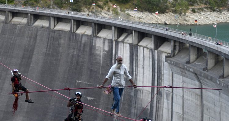 Nuovo record mondiale per il funambolo pecettese Andrea Loreni