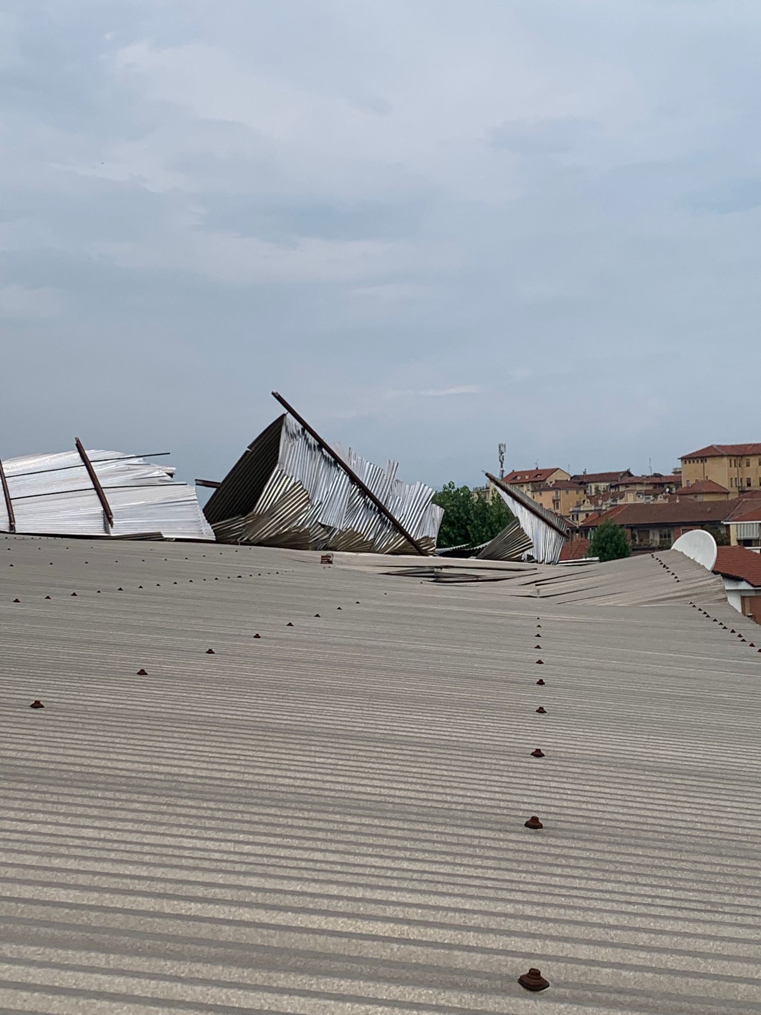 MONCALIERI – Il maltempo scoperchia il tetto del pala Einaudi