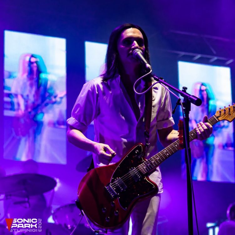 NICHELINO – Il cantante dei Placebo querelato dalla Meloni per diffamazione