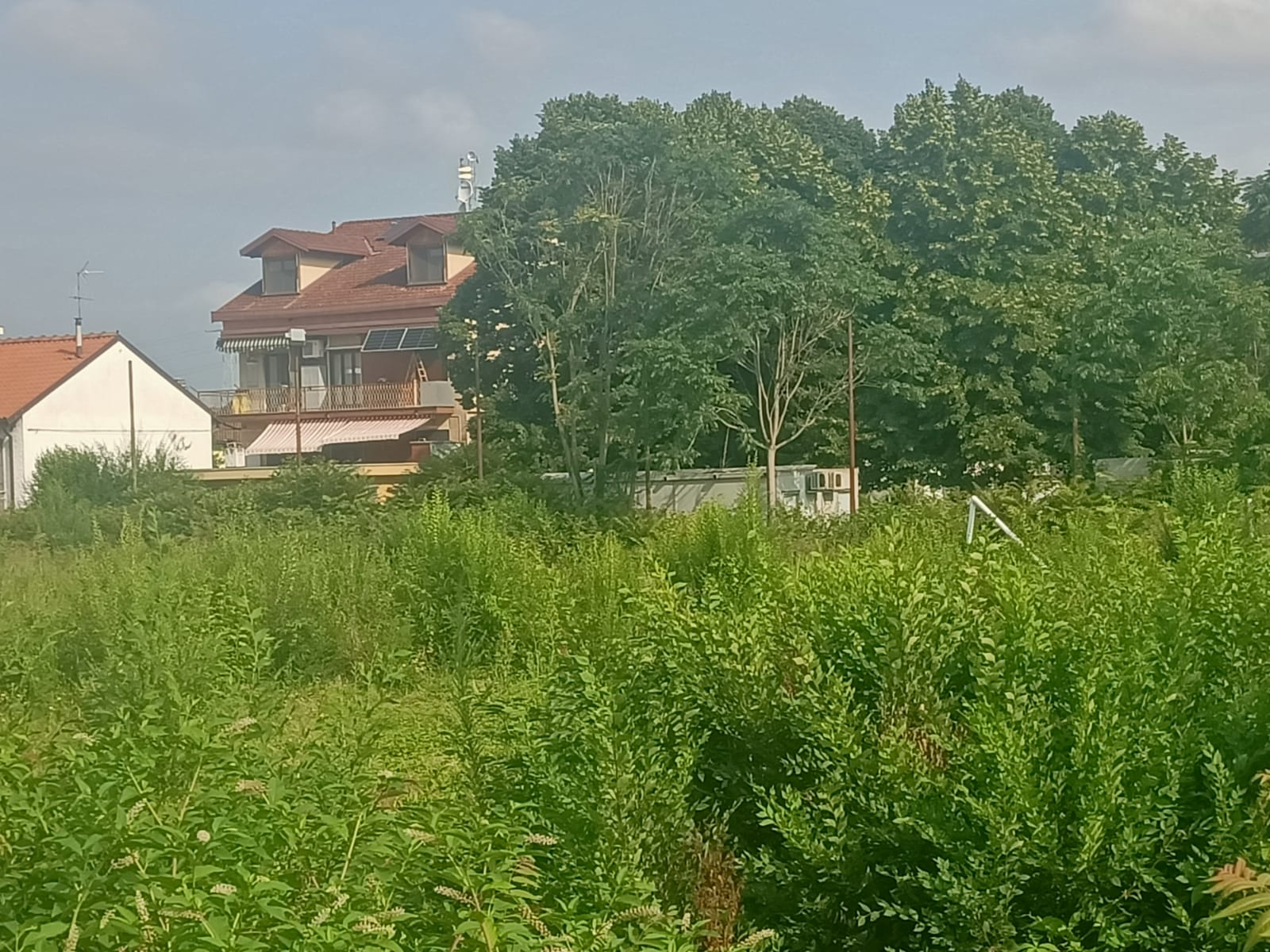 MONCALIERI – Il campo sportivo di Tetti Piatti monumento al degrado