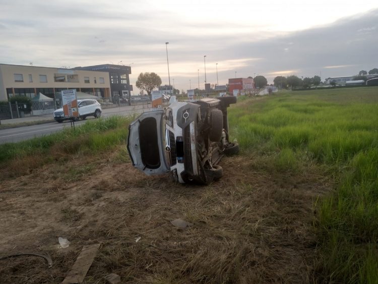 CARMAGNOLA – Incidente in via Poirino: auto si ribalta ma conducente illeso