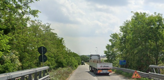 TROFARELLO – Cavalcavia di via Molino della Splua sotto osservazione: tir in senso unico alternato