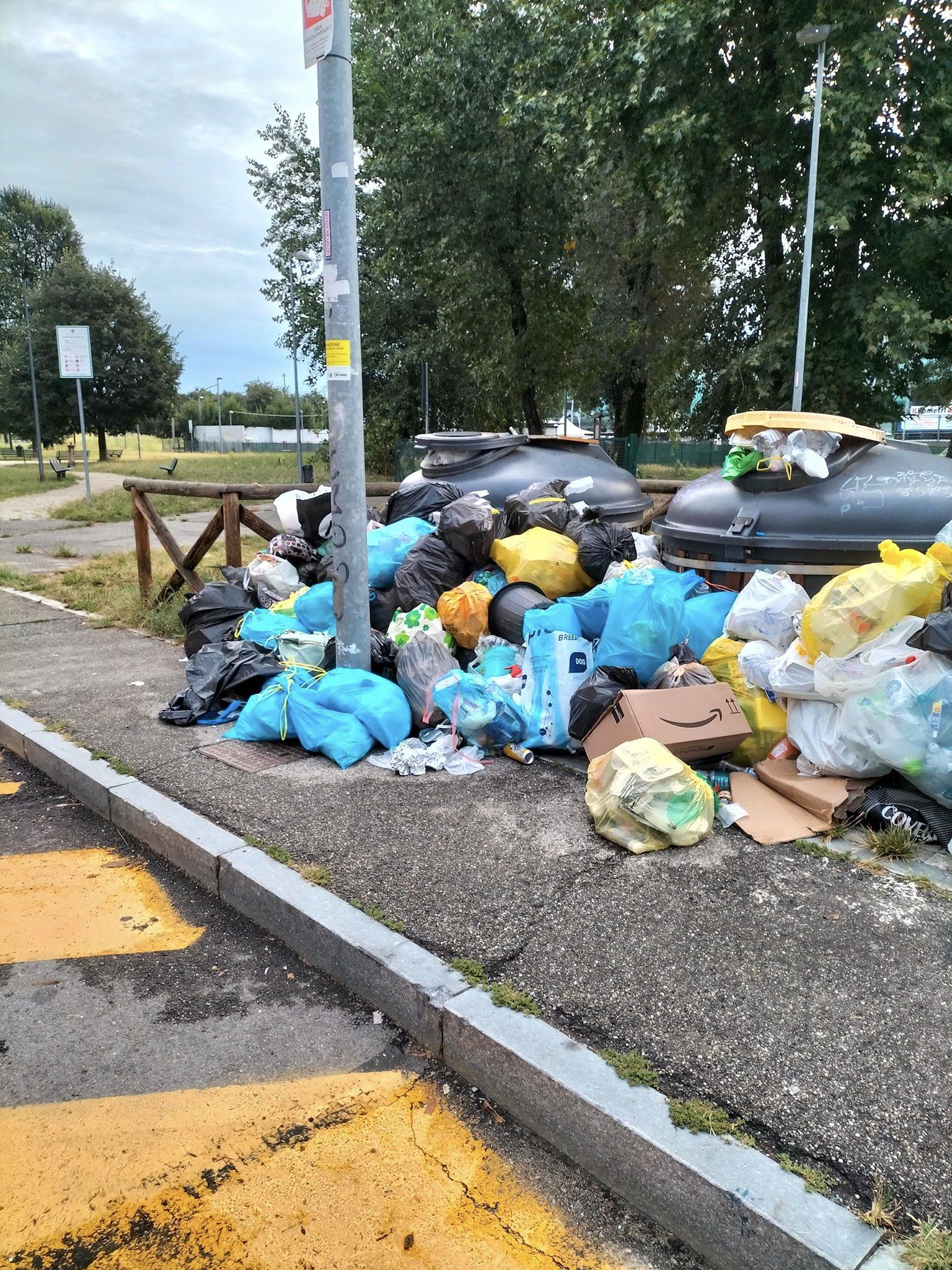 MONCALIERI – Spazzatura abbandonata in via Papa Giovanni