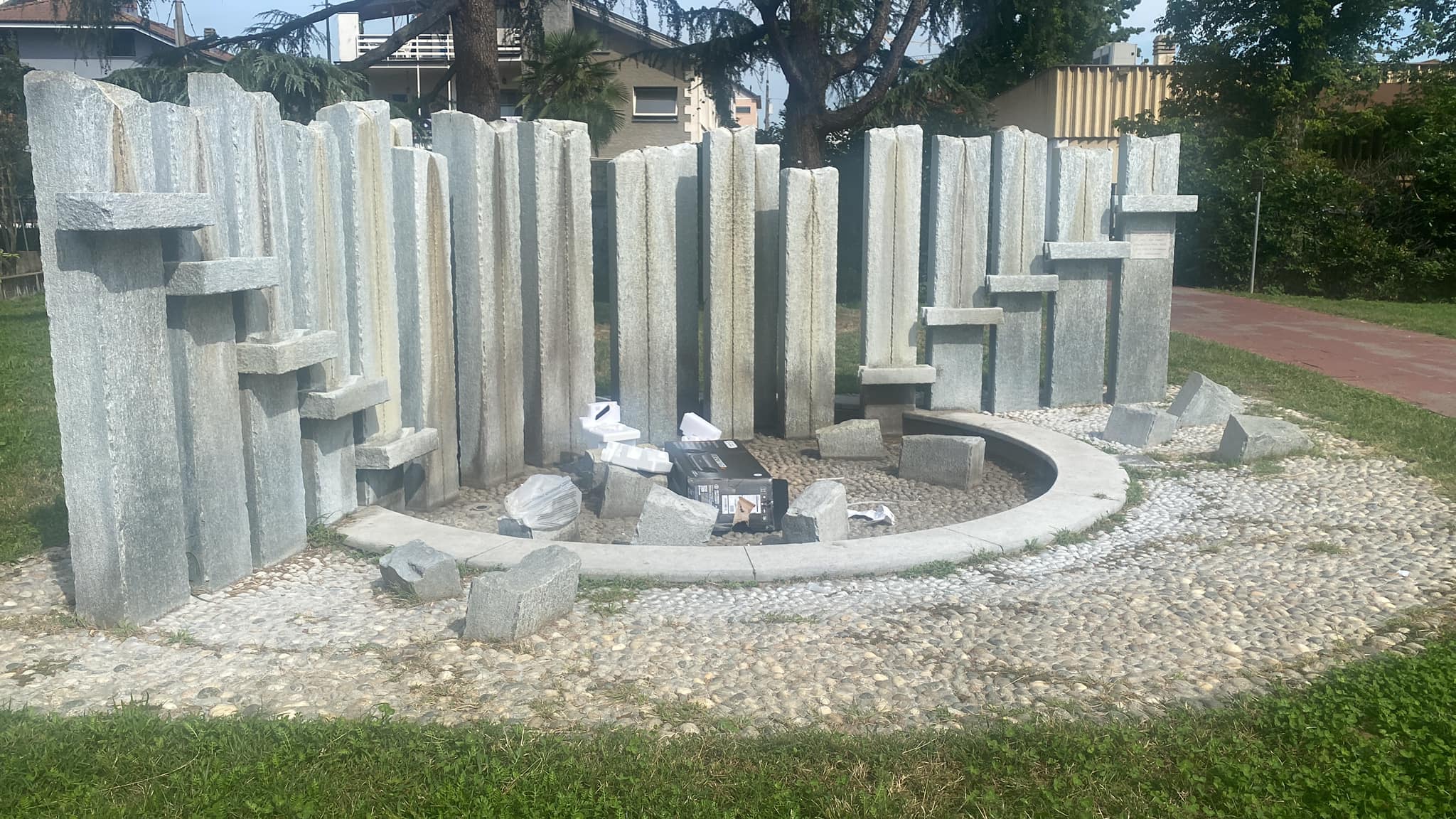 CARMAGNOLA – Maleducati riempiono di rifiuti la fontana del parco dietro le poste
