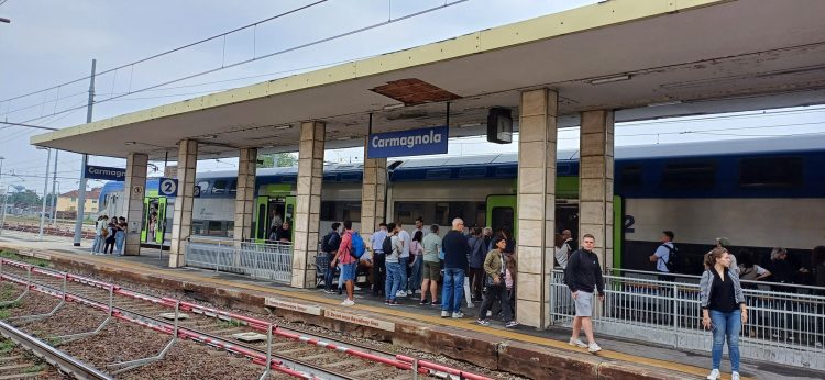 CARMAGNOLA – Treni fermi anche 40 minuti per andare alla fiera di Bra