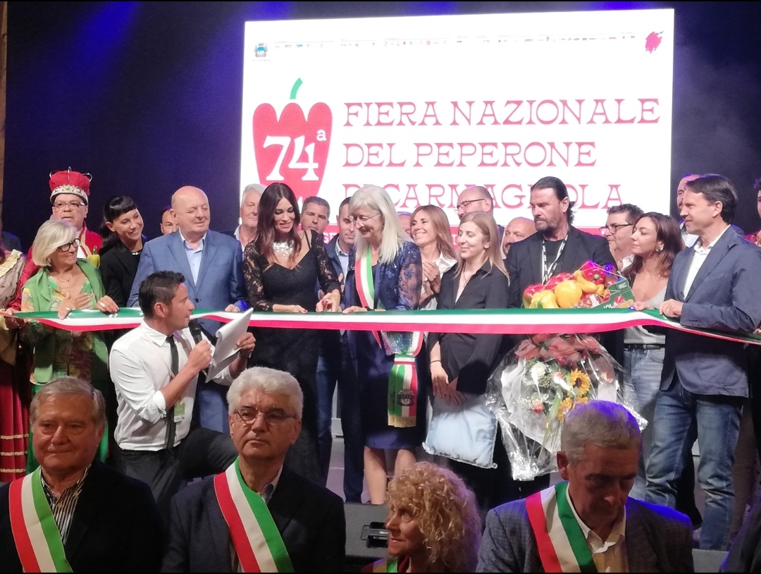 Fiera nazionale del Peperone 2023: folla alla “prima” con Manuela Arcuri. E stasera c’è Brignano