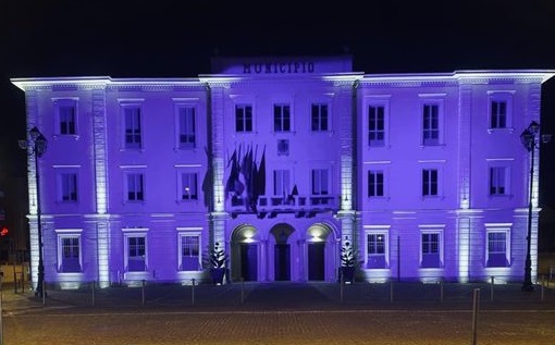 NICHELINO – Palazzo comunale tinto di viola per la giornata del tumore ginecologico