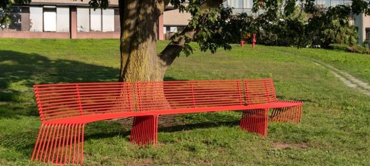 CAMBIANO – Una panchina rossa nell’azienda Pininfarina