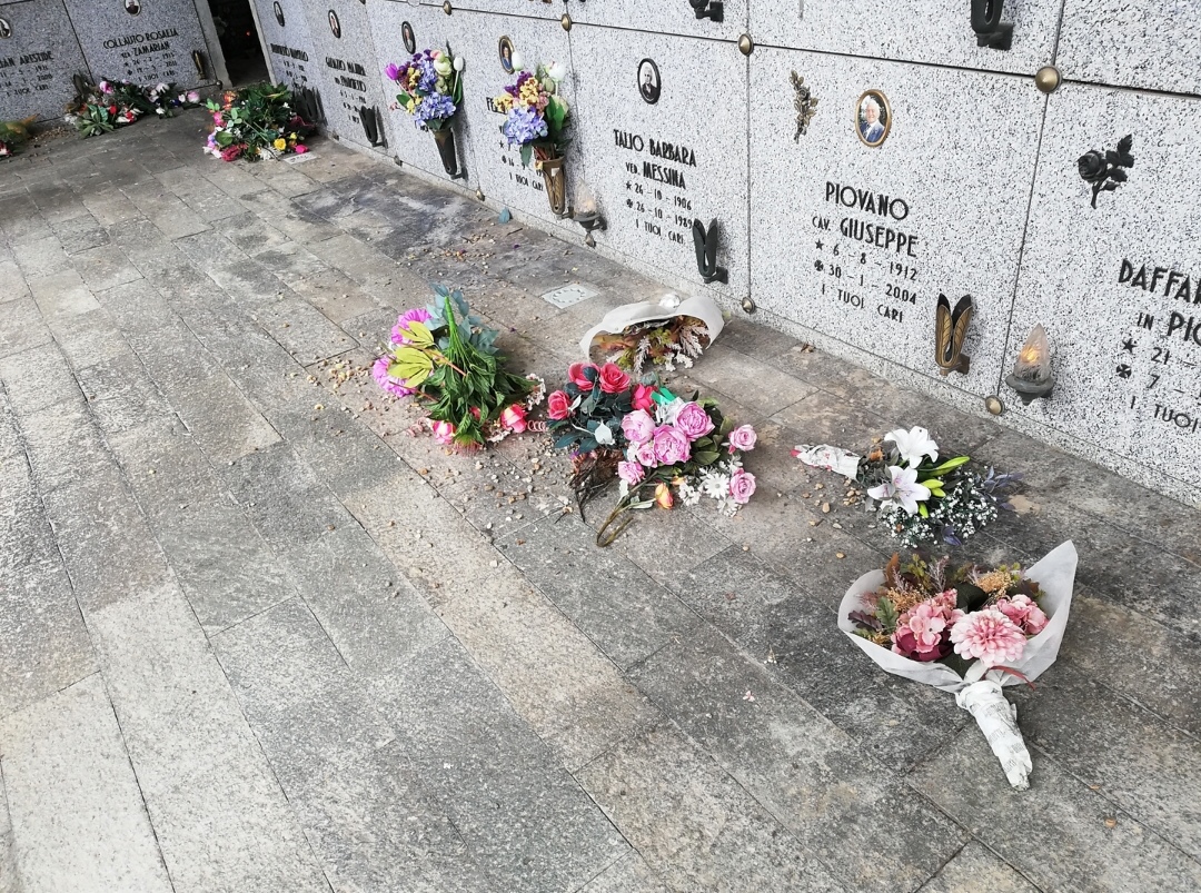TROFARELLO – I portafiori rubati del cimitero li ricomprano sindaco e assessori (di tasca loro)