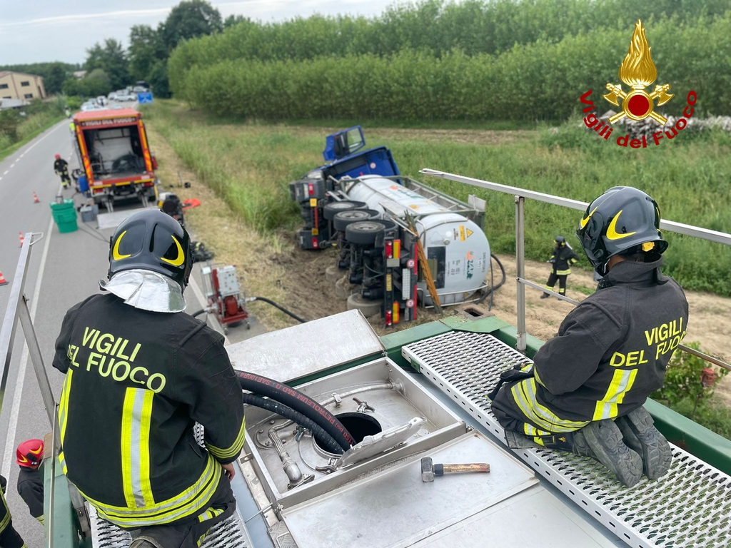 SANTENA – Autocisterna si ribalta in via Circonvallazione: giornata di lavoro per i vigili del Fuoco