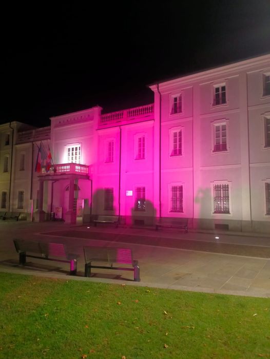 VINOVO – Municipio illuminato di rosa per la lotta ai tumori femminili