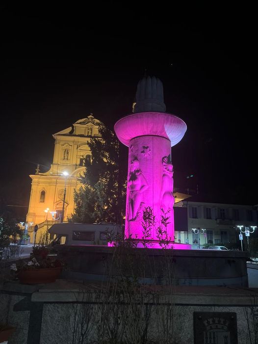 SANTENA – La fontana illuminata per la lotta al cancro al seno