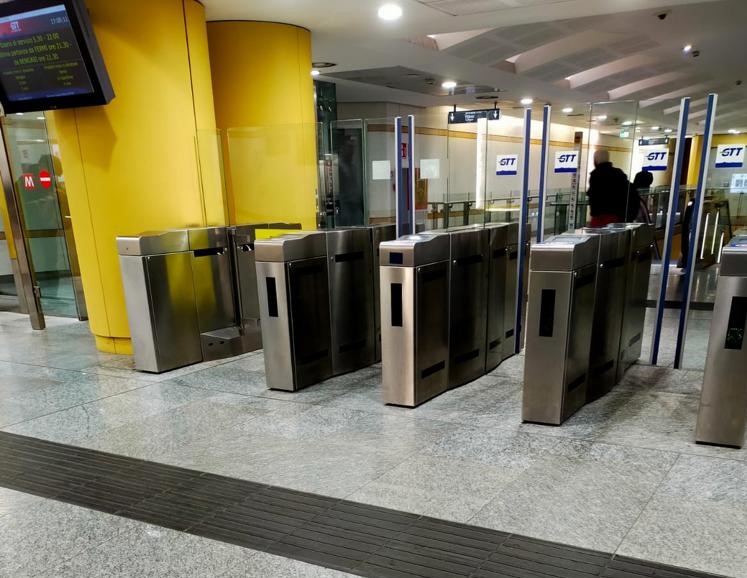 METRO BENGASI – Gtt installa nuove barriere anti viaggiatori abusivi