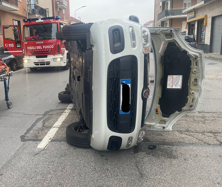 CARMAGNOLA – Auto si ribalta in corso Europa
