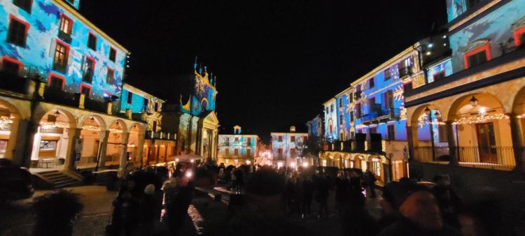 MONCALIERI – Si entra nell’atmosfera natalizia con l’accensione delle luci d’artista natalizie