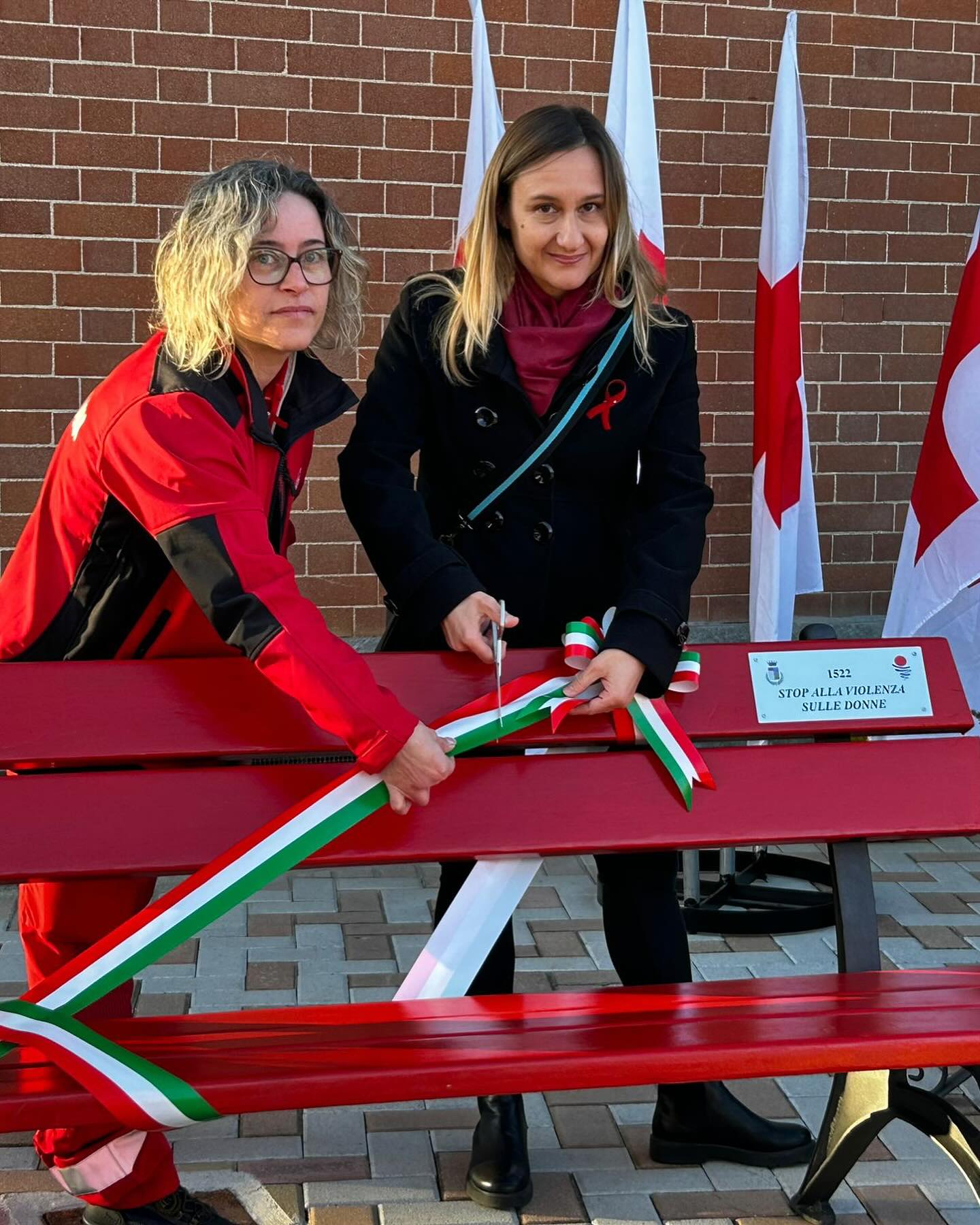 SANTENA – Inaugurata la panchina rossa alla Croce Rossa