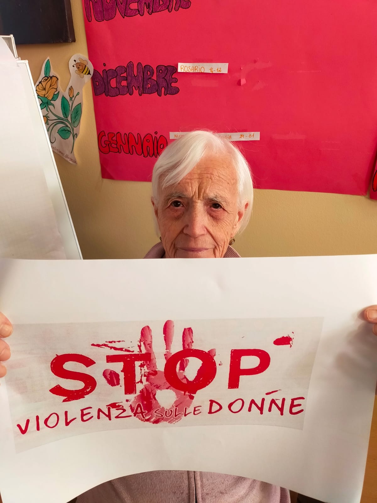 CARMAGNOLA – Anche gli ospiti della rsa Il Faggio presenti con un cartello alla marcia contro la violenza