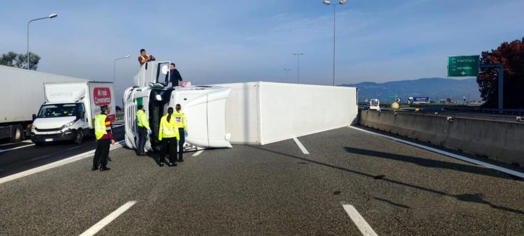 Tir si ribalta ai Bauducchi. Caos in tangenziale