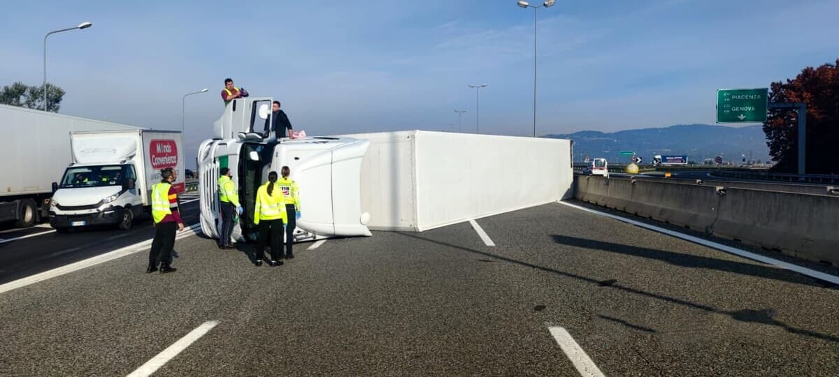 Tir si ribalta ai Bauducchi. Caos in tangenziale