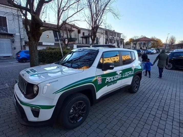 SANTENA – Nuova auto della polizia locale