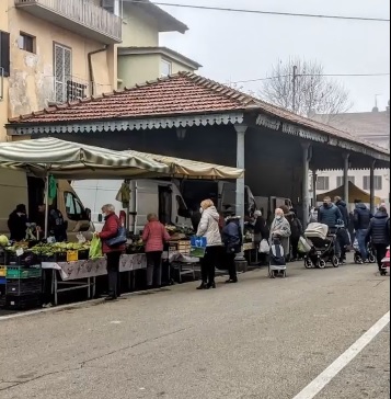 CAMBIANO – Lavori di riqualificazione alla tettoia che protegge l’area mercatale