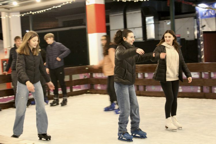 MONCALIERI – Festa delle scuole medie sulla pista di pattinaggio