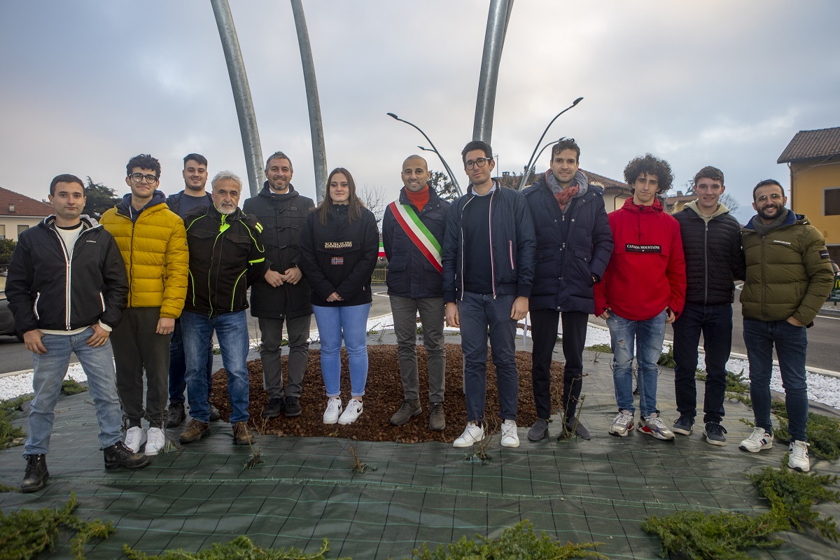 CARMAGNOLA – Il lavoro dei ragazzi dell’Agraria per abbellire una rotonda ad Avigliana