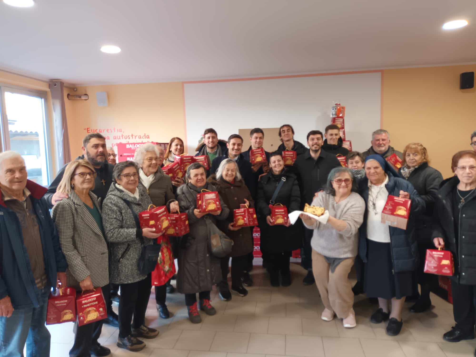 Federcasa e Rotary hanno consegnato 1700 “panettoni popolari” per le feste