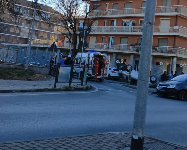 CARMAGNOLA – Auto ribaltata in via Sales, donna in ospedale
