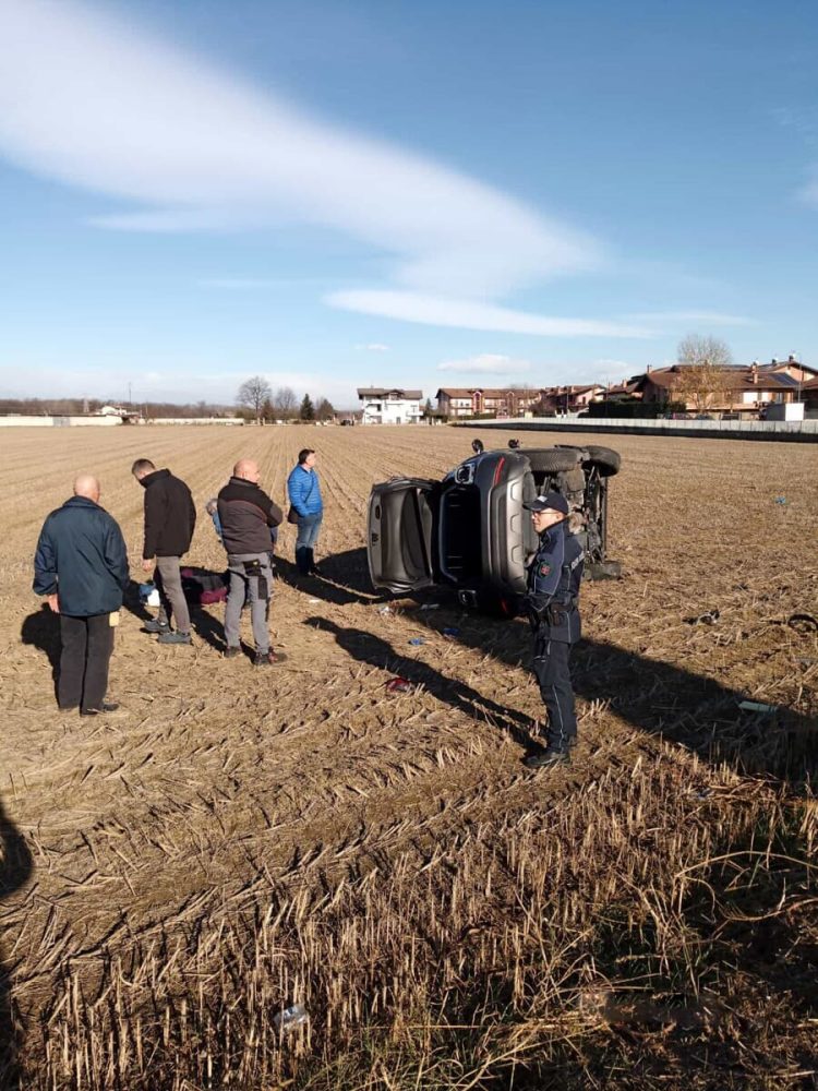 CANDIOLO – Colta da un malore esce di strada e si ribalta