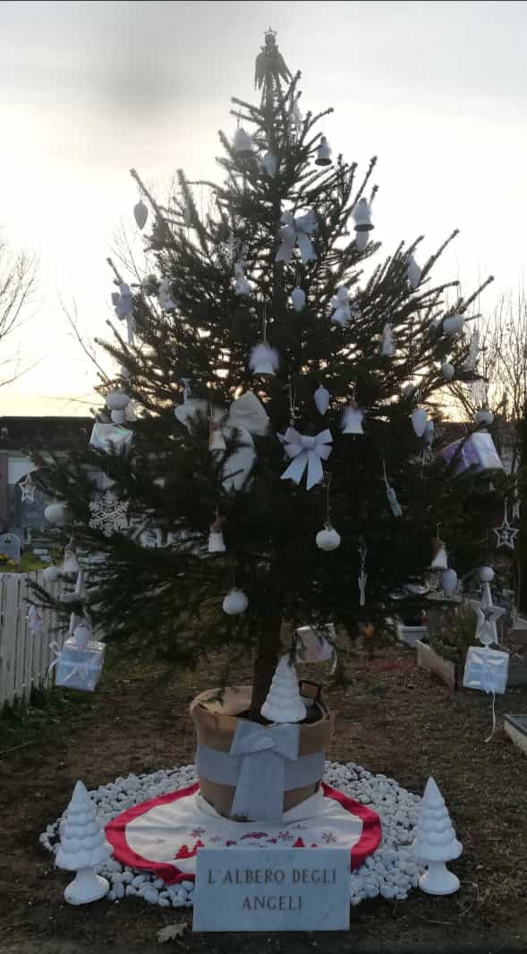 MONCALIERI – Alberi di Natale anche nei cimiteri